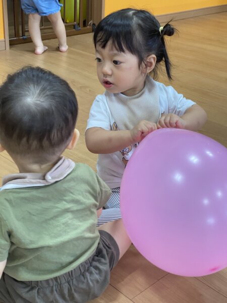 土曜の保育園も賑やかです